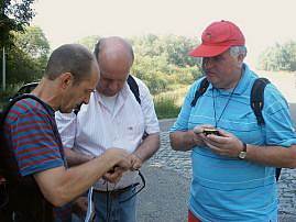 Gedeputeerde Henk Aalderink met een GPS